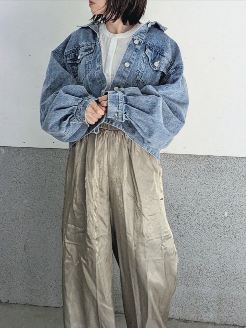 ブルー系のデニムジャケット、ベージュ系のその他パンツ、ホワイト系のシャツ/ブラウスを着用したレディースの春コーディネートの2枚目の写真