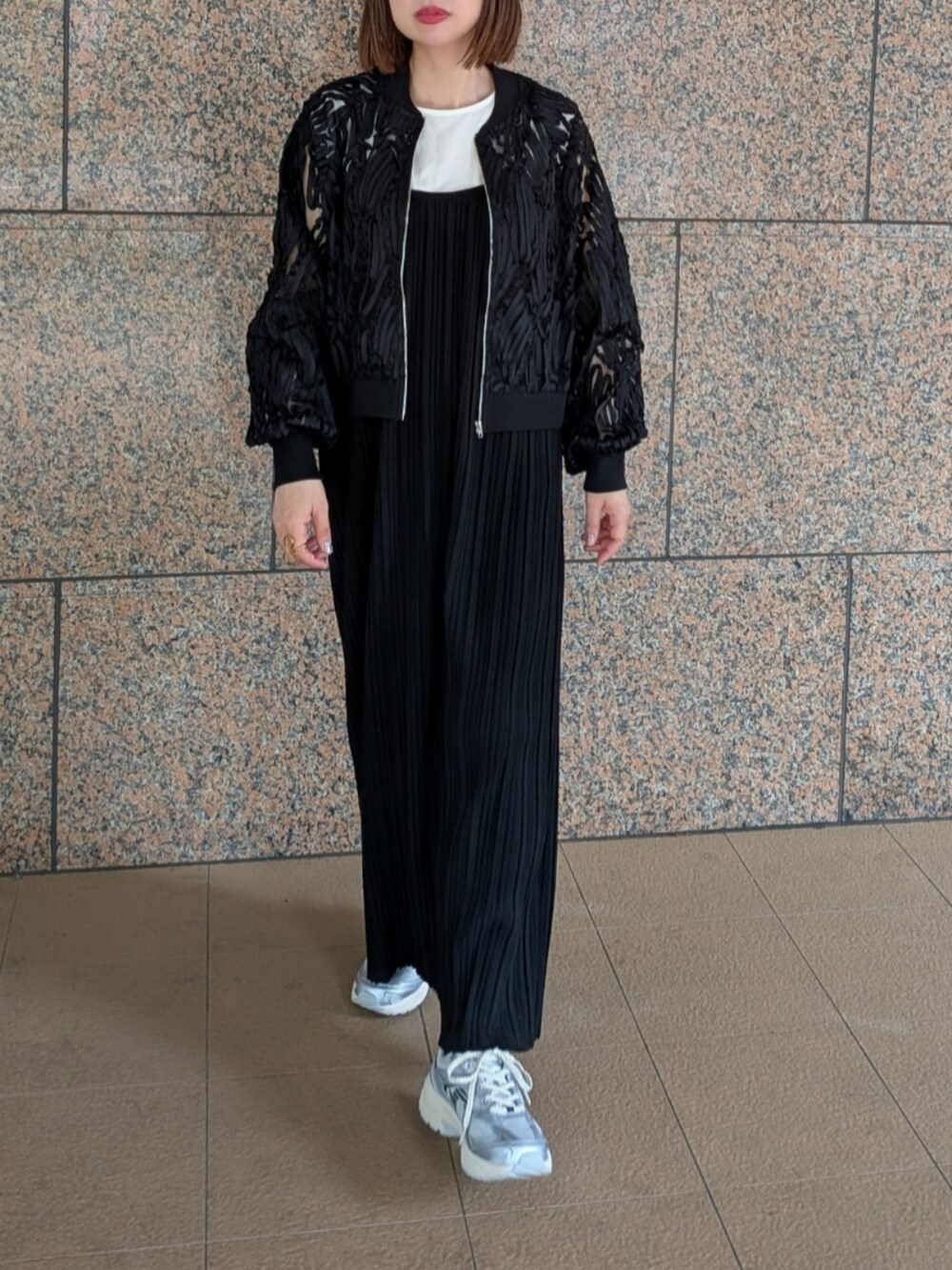 ブラック系のブルゾン、ブラック系のワンピース、ブラック系のトートバッグを着用したレディースの夏コーディネートの2枚目の写真