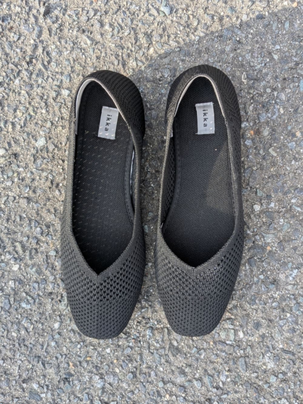 ブラック系のパンプス、ブラック系のトートバッグを着用したレディースの春コーディネートの5枚目の写真