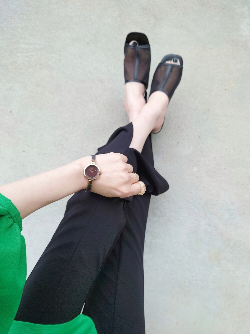 グリーン系のその他トップス、グレー系のショルダーバッグ、ブラック系のサンダルを着用したレディースの春コーディネートの3枚目の写真