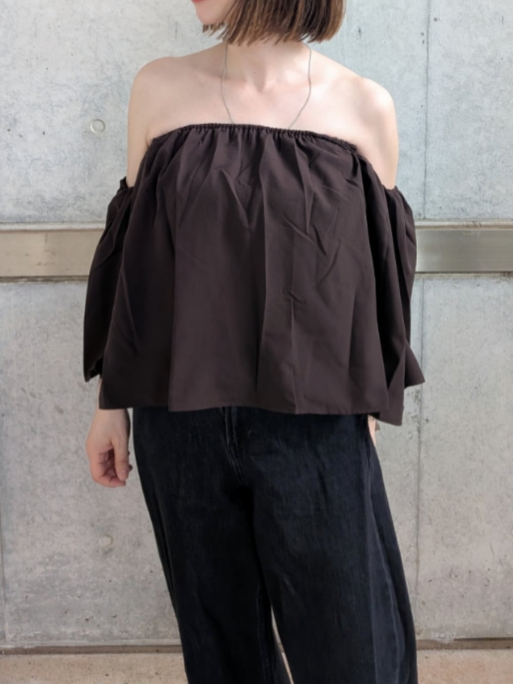 ブラウン系のその他トップス、グレー系のショルダーバッグ、ホワイト系のパンプスを着用したレディースの夏コーディネートの3枚目の写真