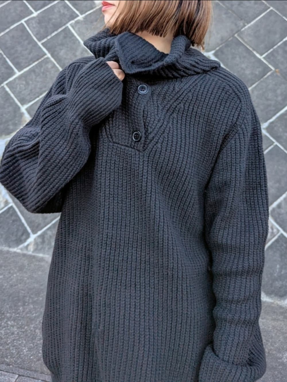 ブラック系のニット/セーター、ブラック系のその他パンツ、シルバー系のトートバッグを着用したレディースの冬コーディネートの3枚目の写真