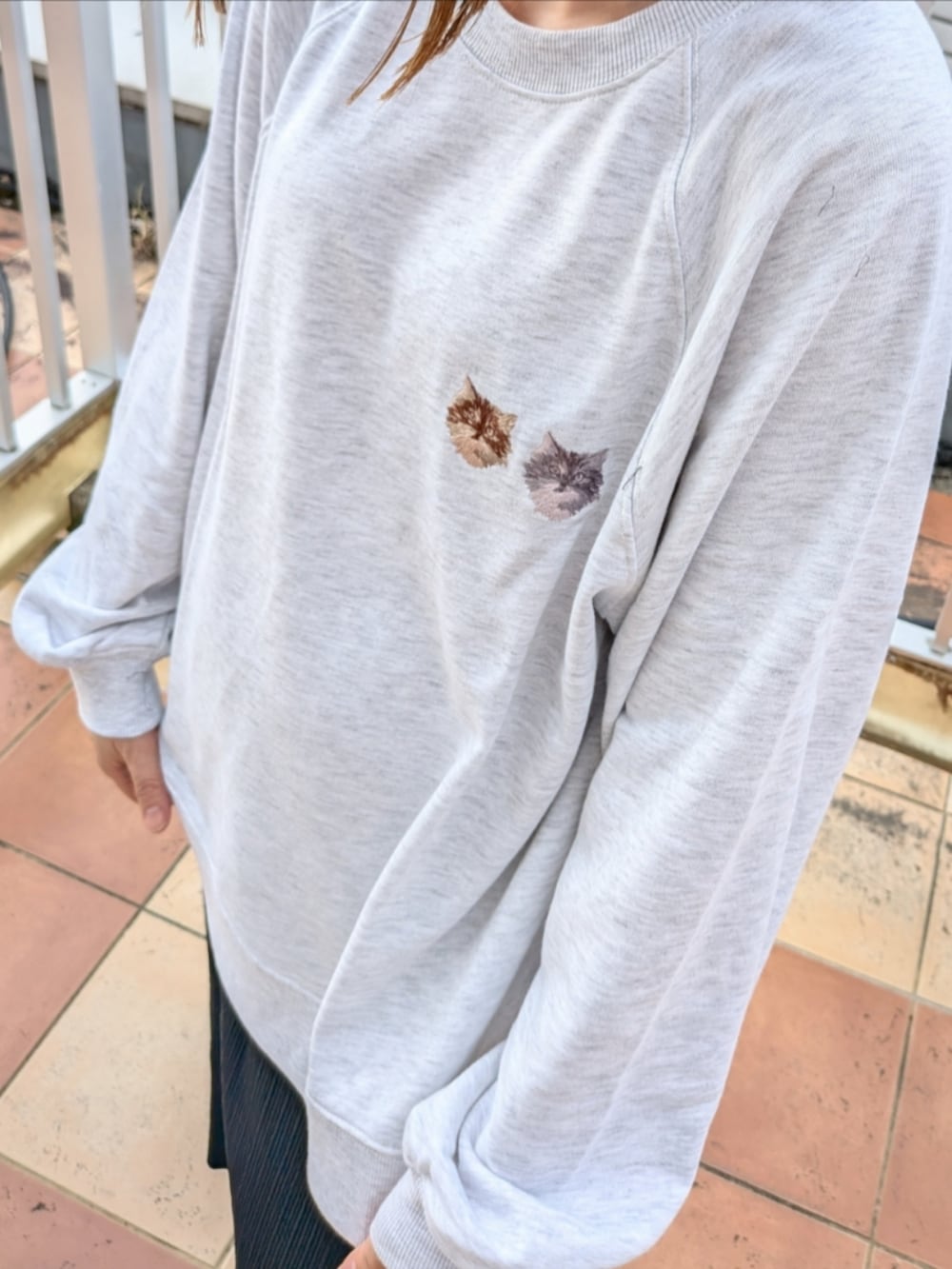 ベージュ系のスウェット、グレー系のトートバッグ、ブラック系のスカートを着用したレディースの秋コーディネートの4枚目の写真