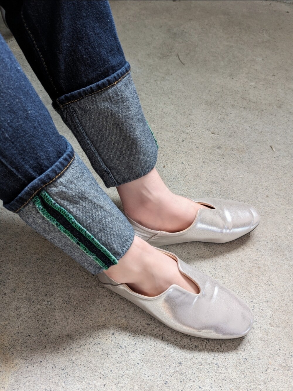 ブルー系のデニムパンツ、ホワイト系のベスト、ブルー系のカーディガン/ボレロを着用したレディースの冬コーディネートの2枚目の写真