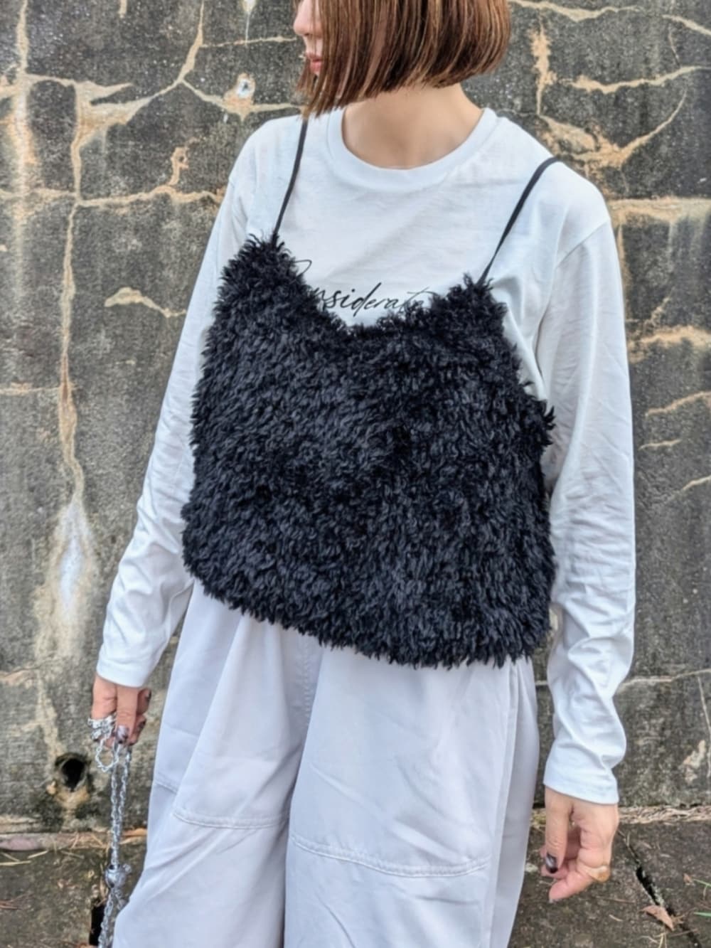 ブラック系のキャミソール、ベージュ系のカーゴパンツ、シルバー系のショルダーバッグを着用したレディースの秋コーディネートの2枚目の写真
