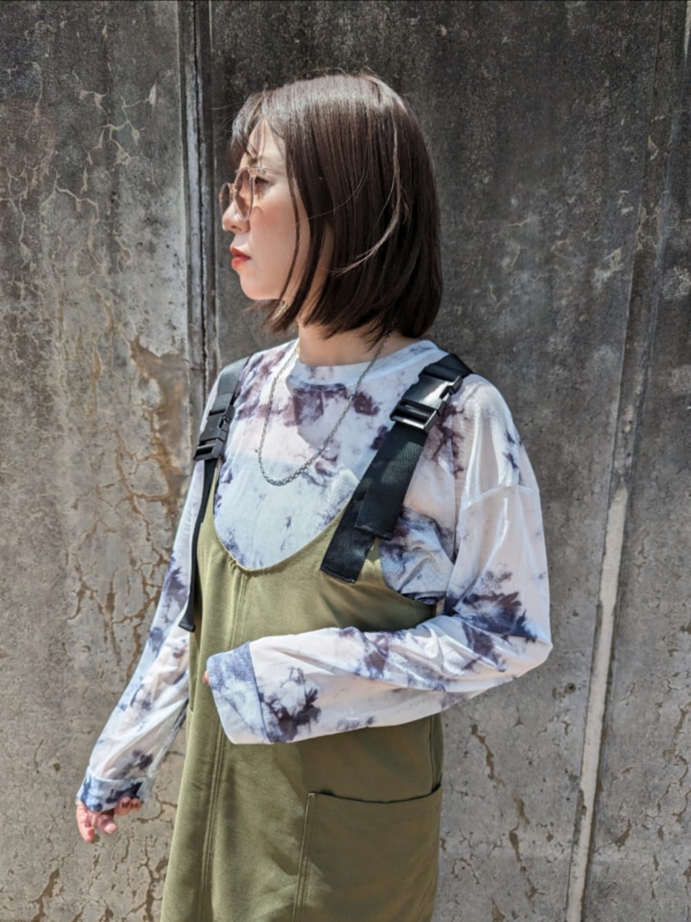 グレー系のその他トップス、ブラック系のボディバッグ/ウエストポーチ、ブラック系のサンダルを着用したレディースの春コーディネートの2枚目の写真