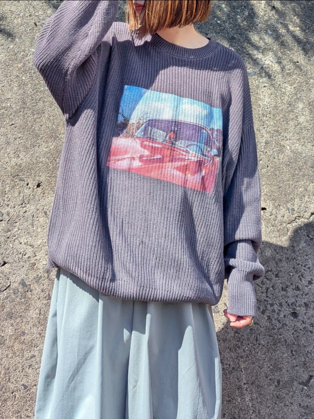 グレー系のニット/セーター、グリーン系のその他パンツ、シルバー系のショルダーバッグを着用したレディースの春コーディネートの4枚目の写真