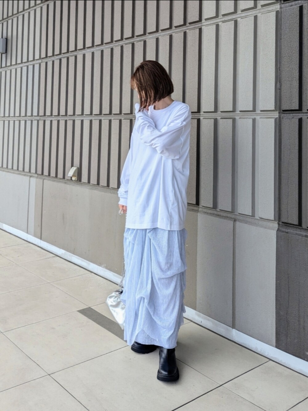 ホワイト系のTシャツ/カットソー、ブラック系のブーツ、シルバー系のワンピースを着用したレディースの秋コーディネートの4枚目の写真