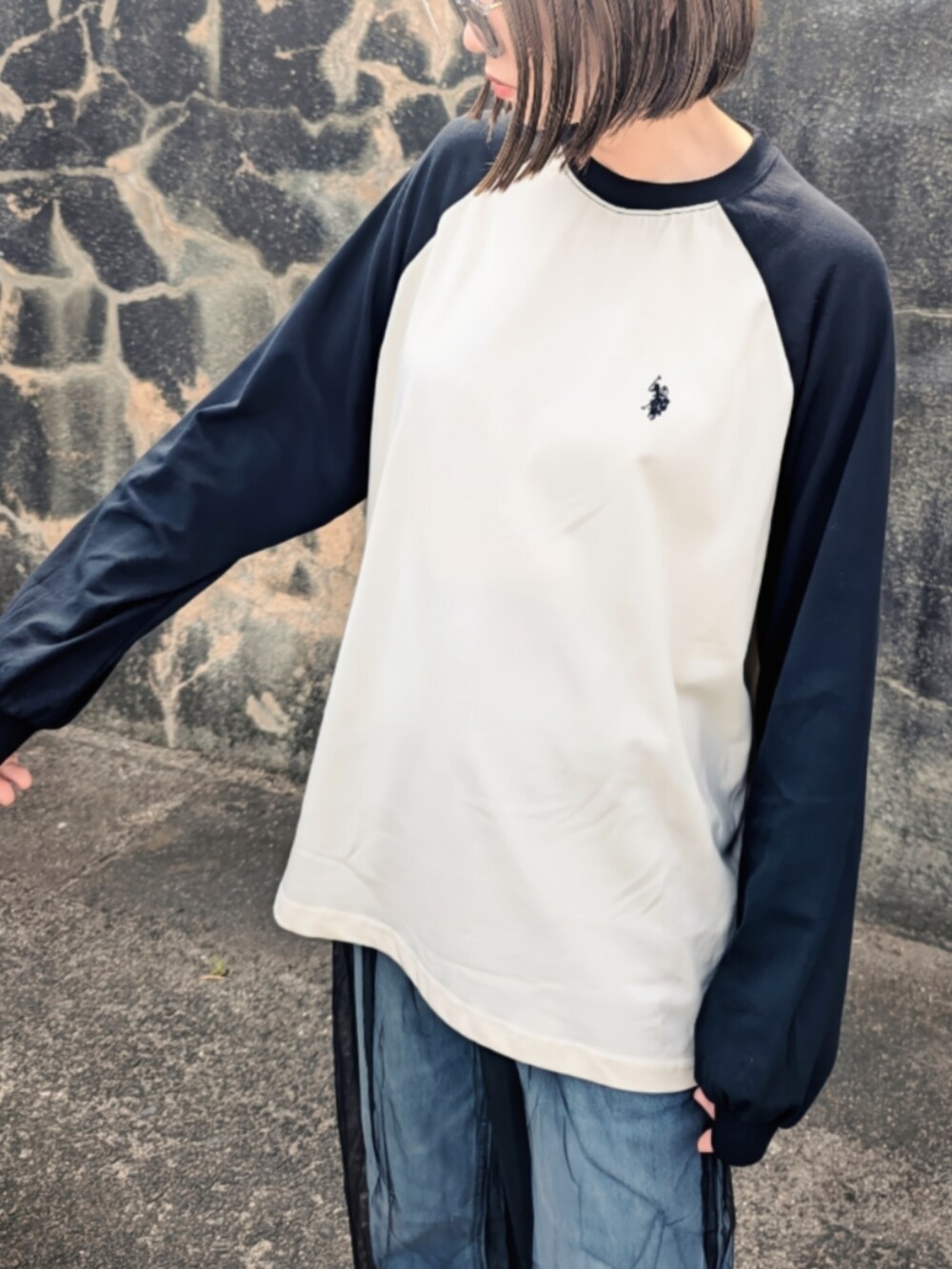 その他のTシャツ/カットソー、ブラック系のその他パンツ、シルバー系のスニーカーを着用したレディースの秋コーディネートの2枚目の写真