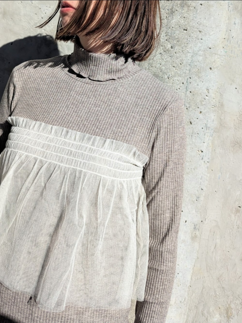 グレー系のTシャツ/カットソー、グレー系のスカートを着用したレディースの秋コーディネートの3枚目の写真