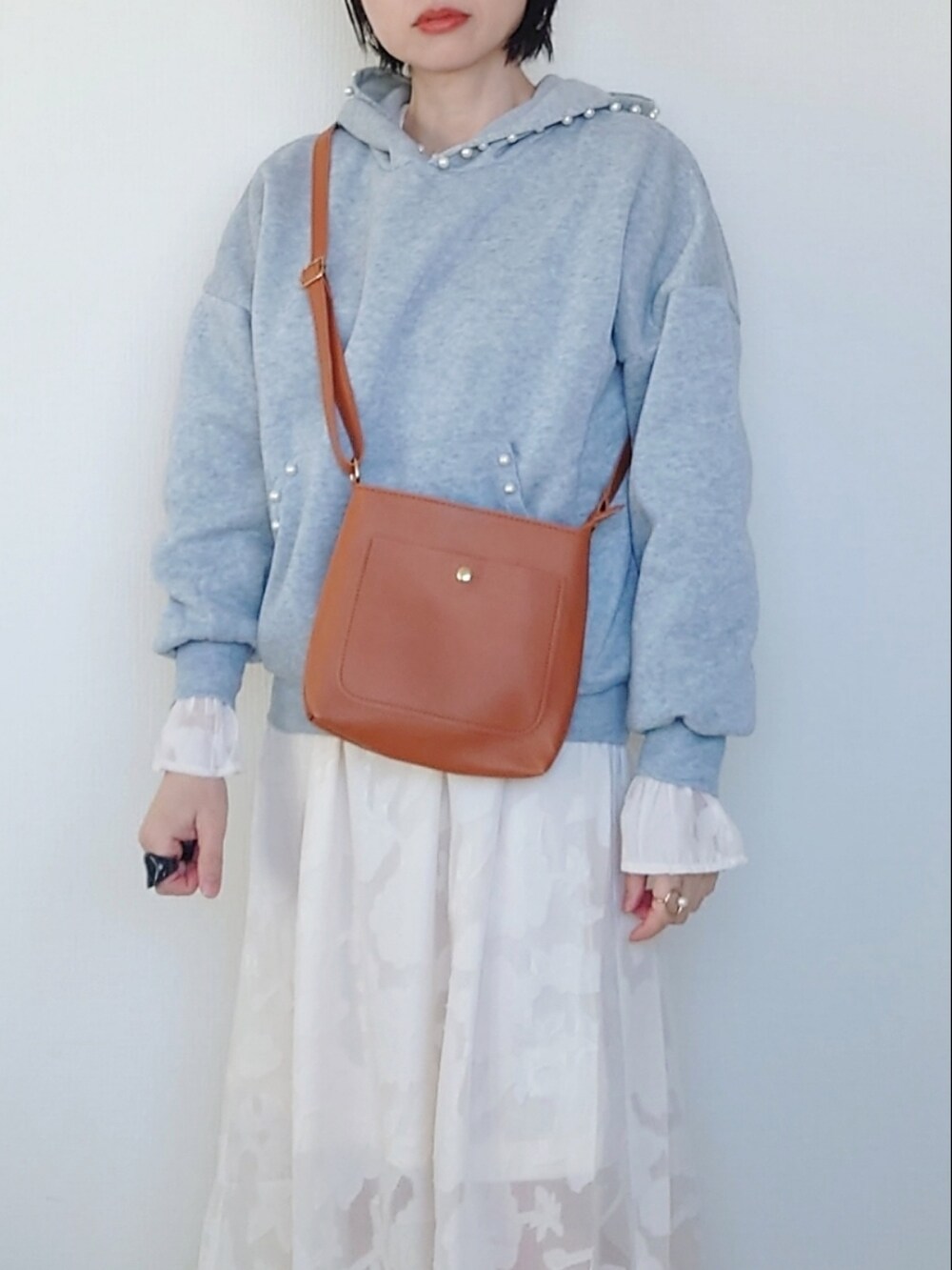 グレー系のその他トップス、ホワイト系のワンピース、ブラウン系のショルダーバッグを着用したレディースの冬コーディネートの3枚目の写真