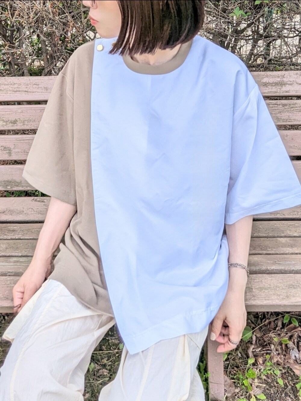 その他のTシャツ/カットソー、ホワイト系のカーゴパンツ、ブラウン系のサンダルを着用したレディースの夏コーディネートの2枚目の写真