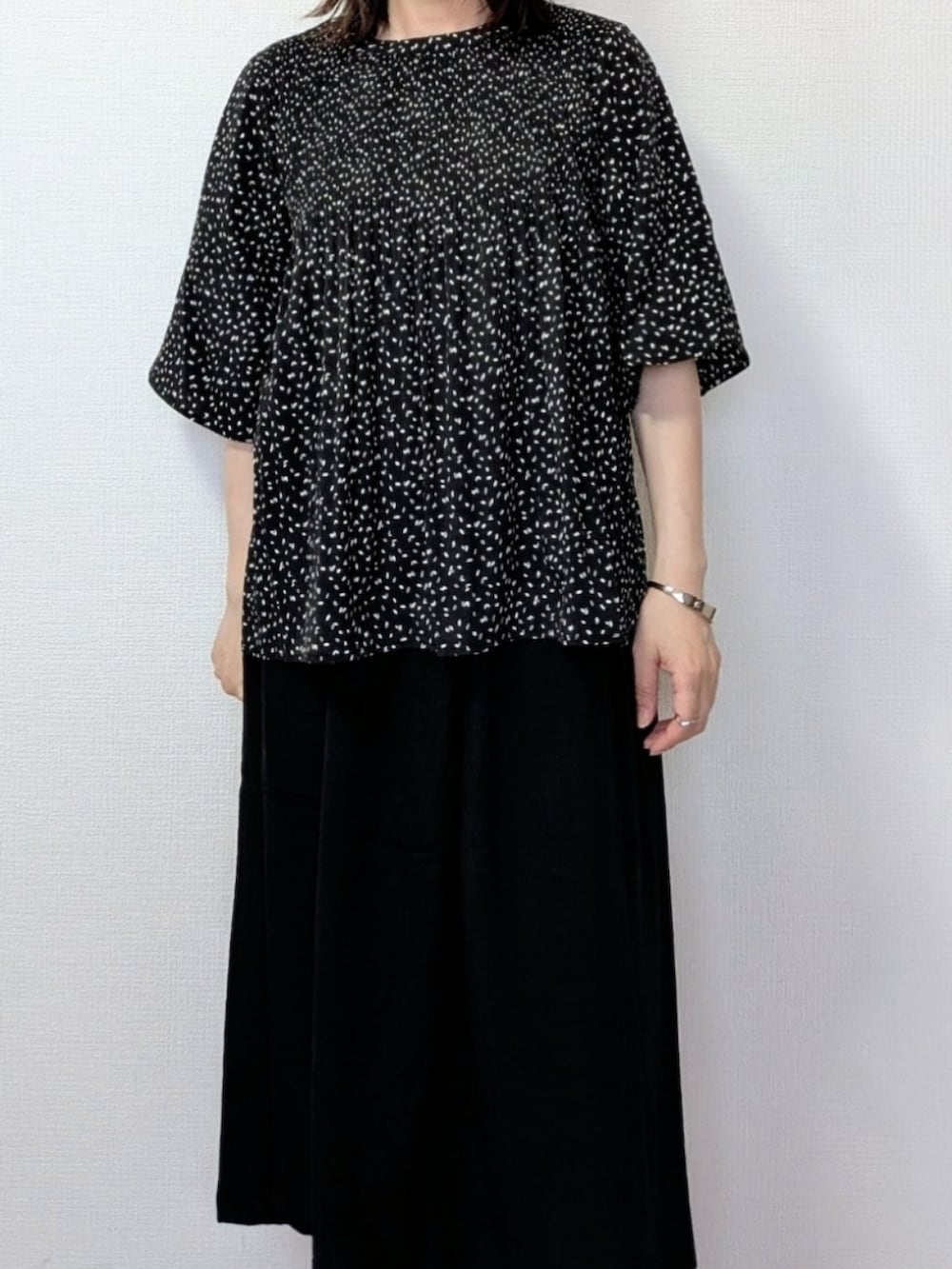 ブラック系のシャツ/ブラウス、グレー系のその他パンツ、ホワイト系のショルダーバッグを着用したレディースの夏コーディネートの3枚目の写真
