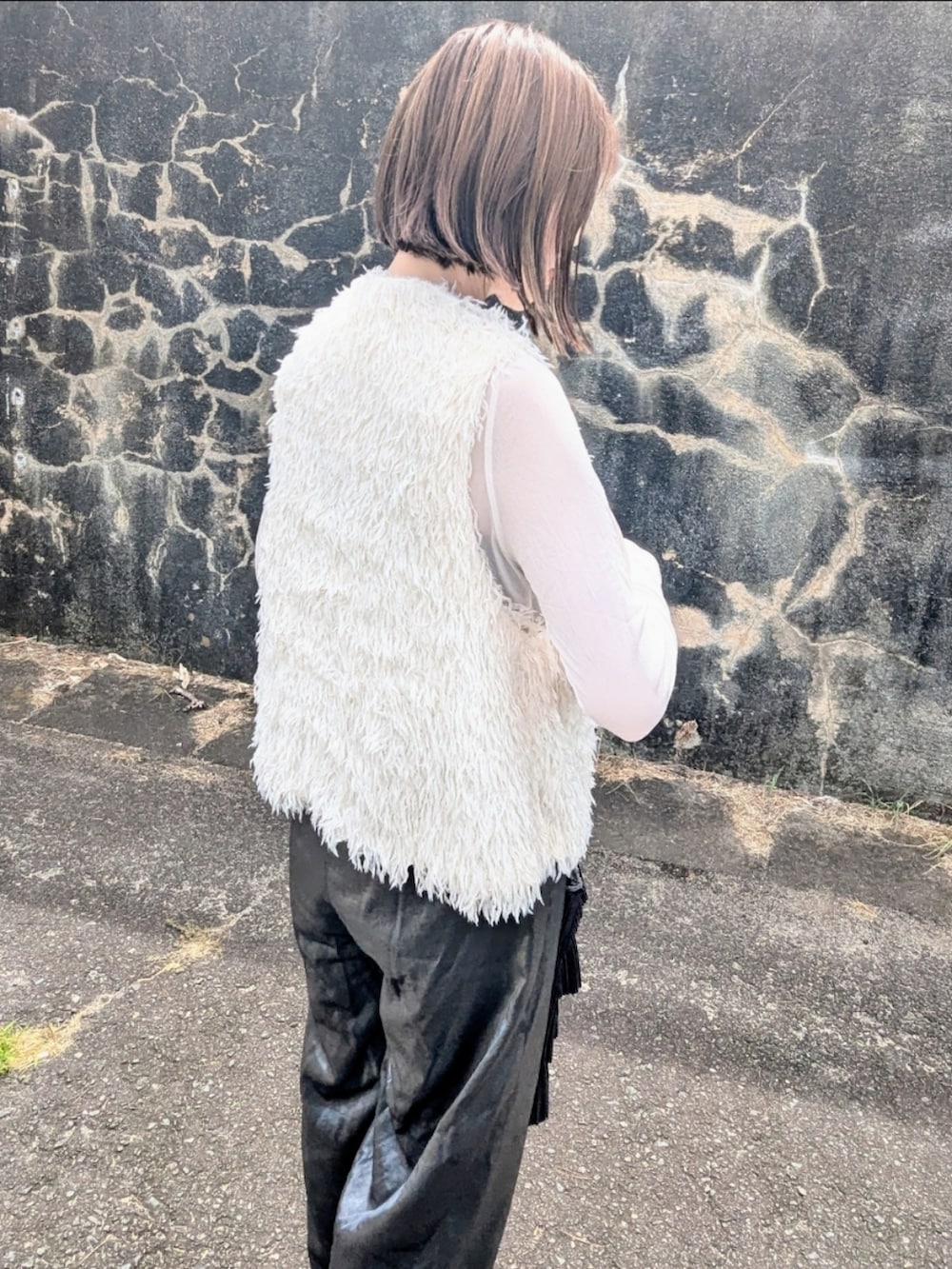 ホワイト系のベスト、ブラック系のその他パンツ、シルバー系のパンプスを着用したレディースの夏コーディネートの3枚目の写真