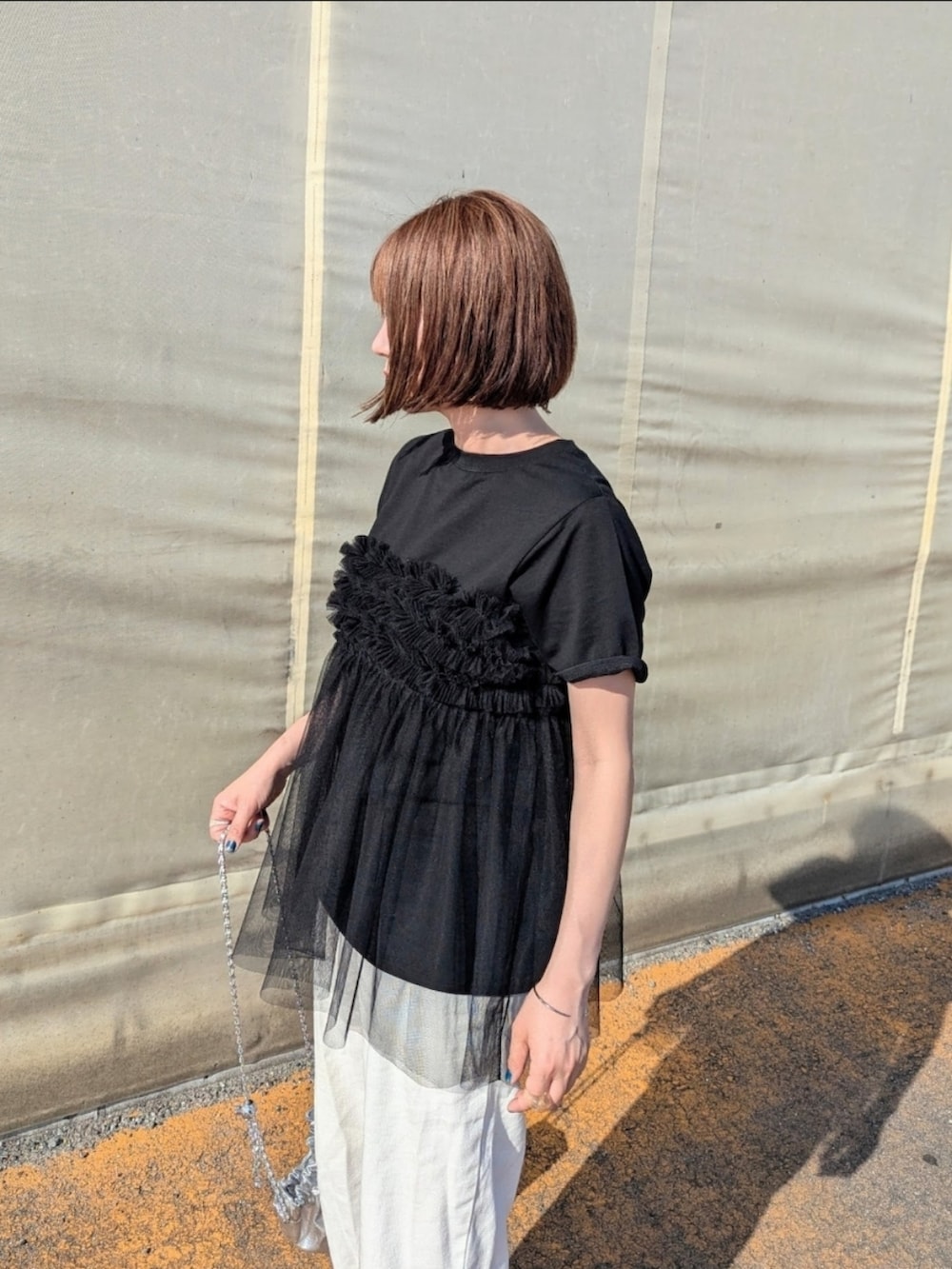 ブラック系のTシャツ/カットソー、ホワイト系のその他パンツ、シルバー系のショルダーバッグを着用したレディースの夏コーディネートの2枚目の写真