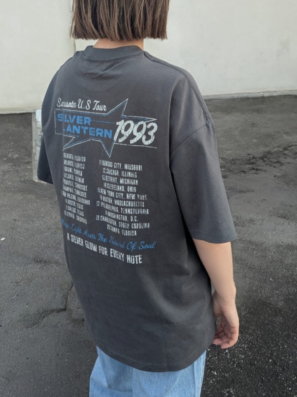 その他のTシャツ/カットソー、ブラック系のサンダル、グレー系のサングラスを着用したレディースの春コーディネートの3枚目の写真