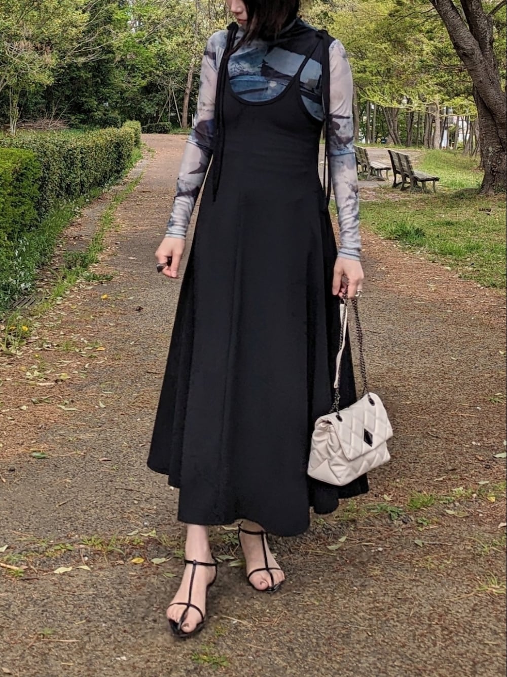 グリーン系のその他トップス、ブラック系のワンピース、ホワイト系のショルダーバッグを着用したレディースの春コーディネートの3枚目の写真