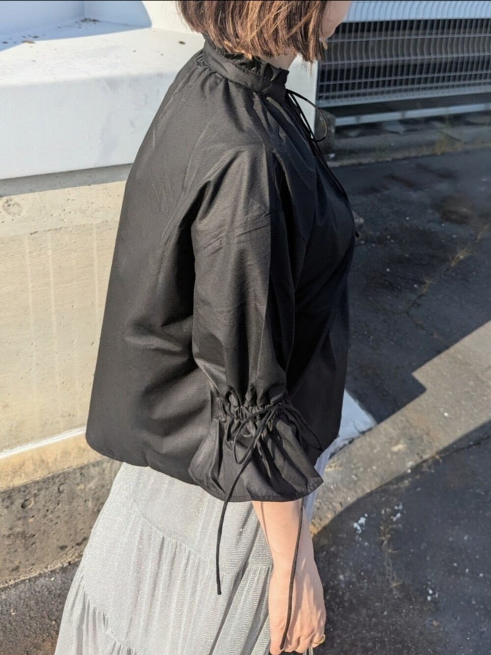 ブラック系のシャツ/ブラウス、ベージュ系のショルダーバッグ、その他のサンダルを着用したレディースの夏コーディネートの4枚目の写真