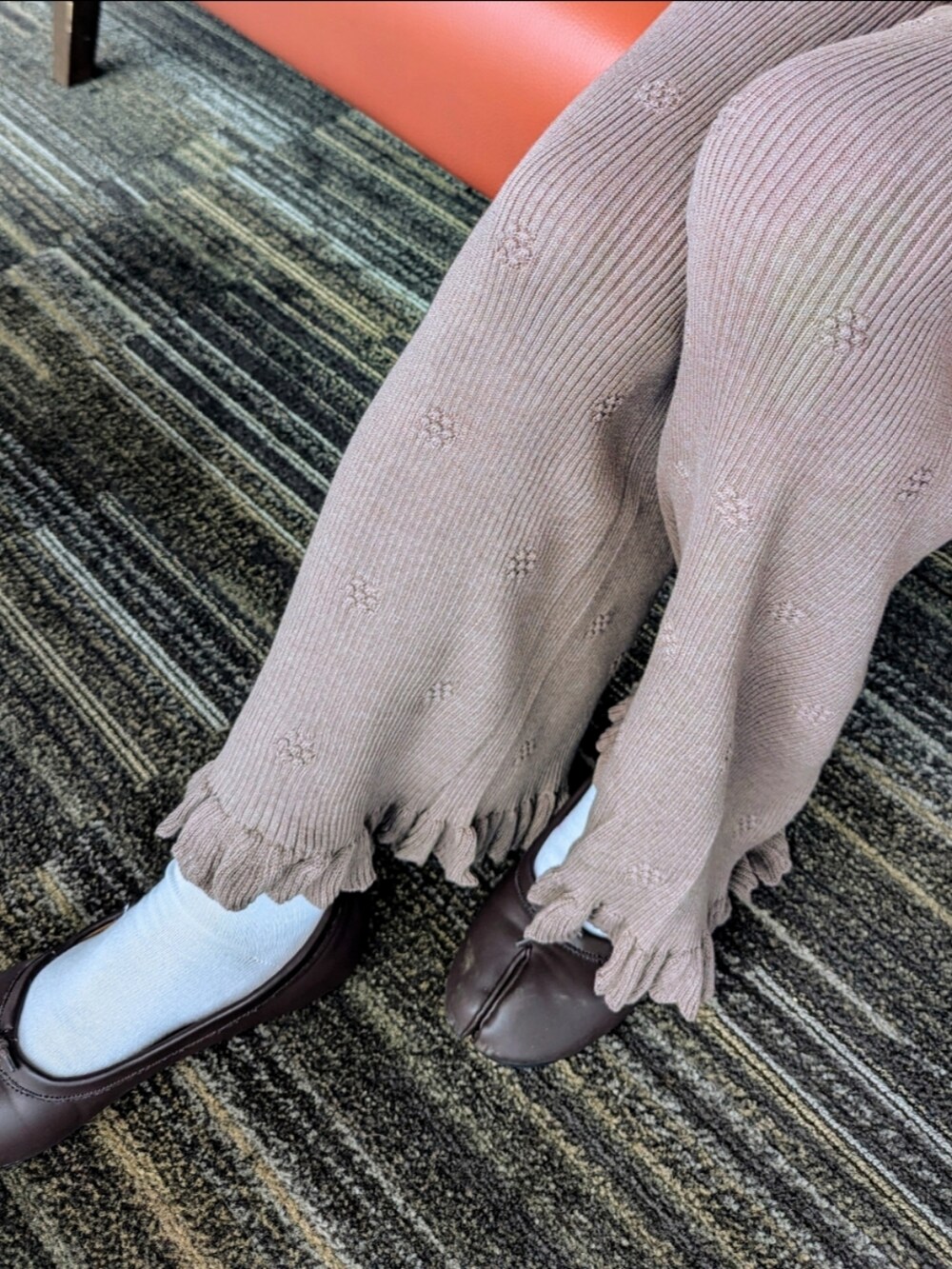 ホワイト系のスウェット、ブラウン系のその他パンツ、ベージュ系のハンドバッグを着用したレディースの秋コーディネートの4枚目の写真