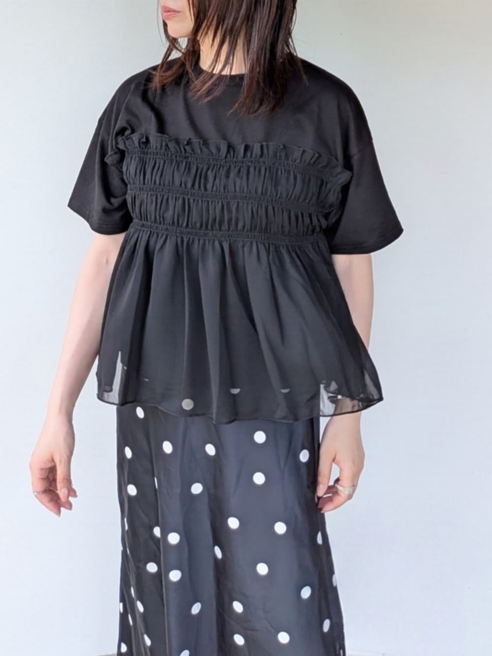 ブラック系のTシャツ/カットソーを着用したレディースの夏コーディネートの3枚目の写真