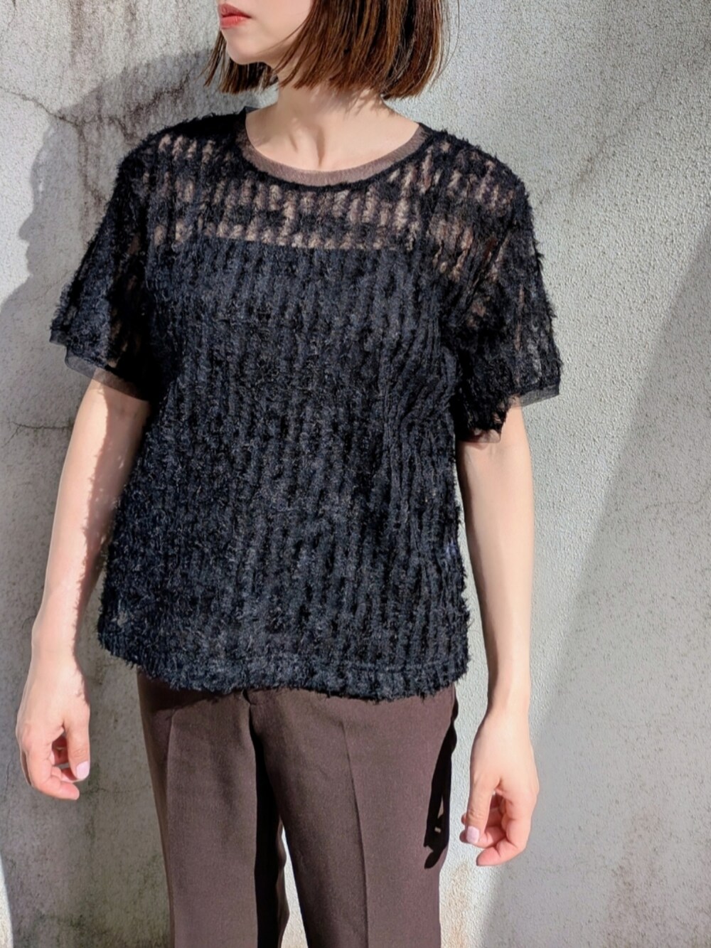 ブラック系のTシャツ/カットソー、ピンク系のかごバッグ、ブラック系のサンダルを着用したレディースの夏コーディネートの2枚目の写真