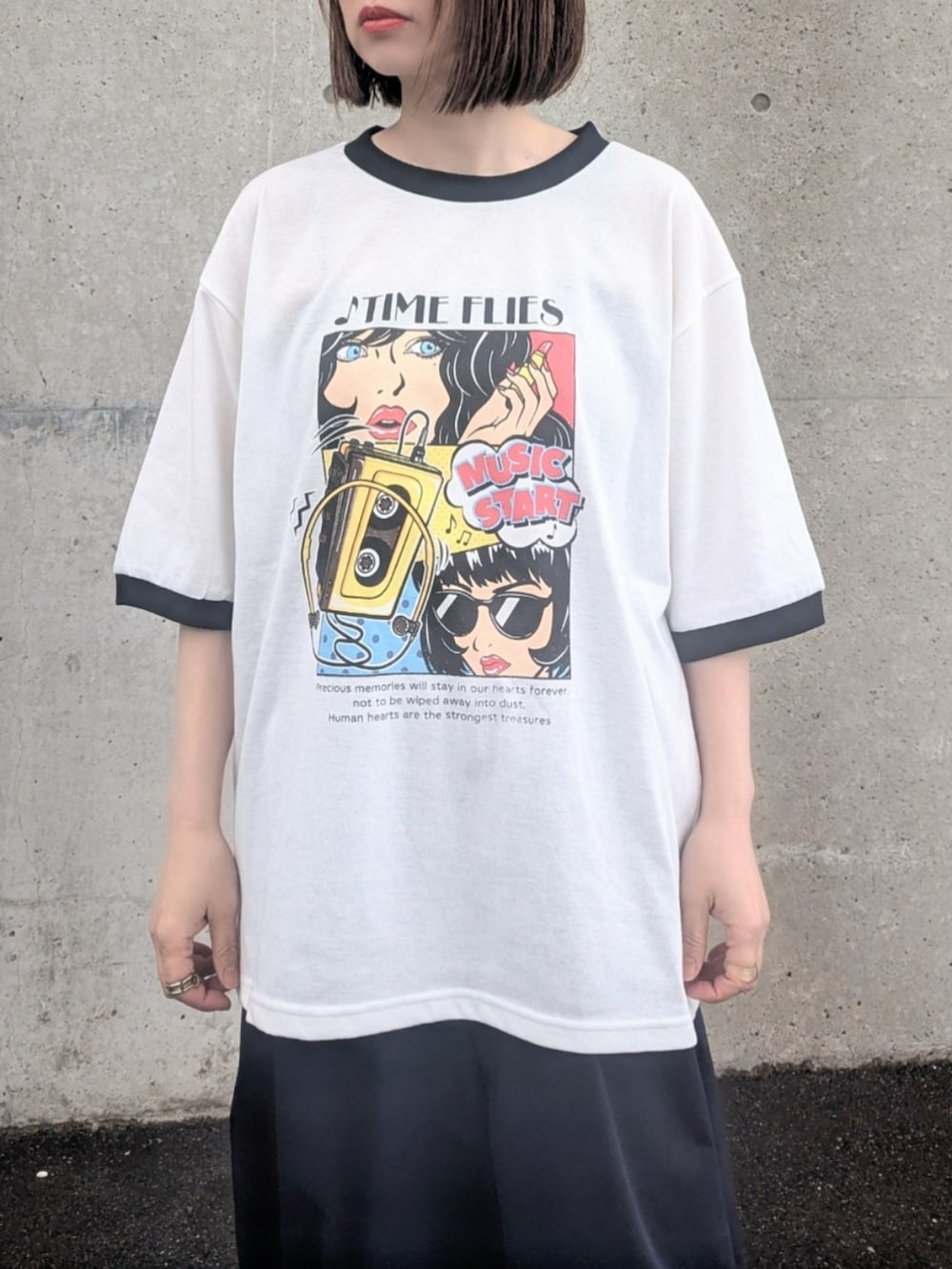 ホワイト系のTシャツ/カットソー、ブルー系のチノパンツ、シルバー系のスニーカーを着用したレディースの春コーディネートの2枚目の写真
