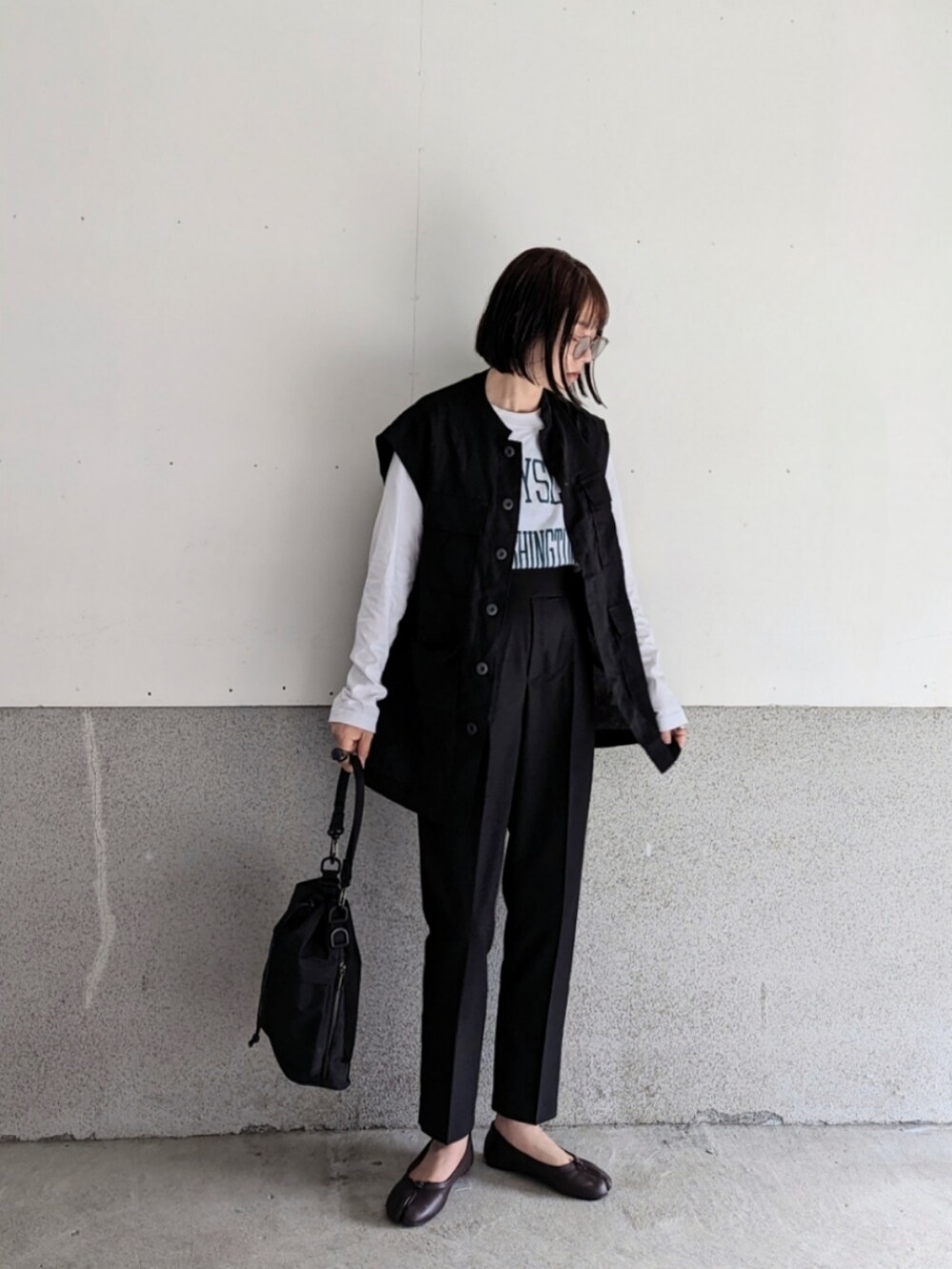 ブラック系のその他パンツ、ホワイト系のTシャツ/カットソー、ブラック系のシャツ/ブラウスを着用したレディースの秋コーディネートの3枚目の写真