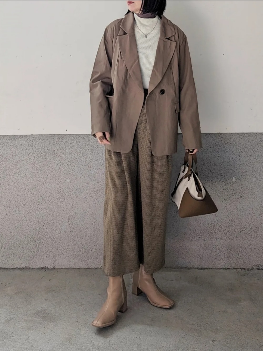 ブラウン系のその他パンツ、ブラウン系のテーラードジャケット、ホワイト系のニット/セーターを着用したレディースの冬コーディネートの2枚目の写真