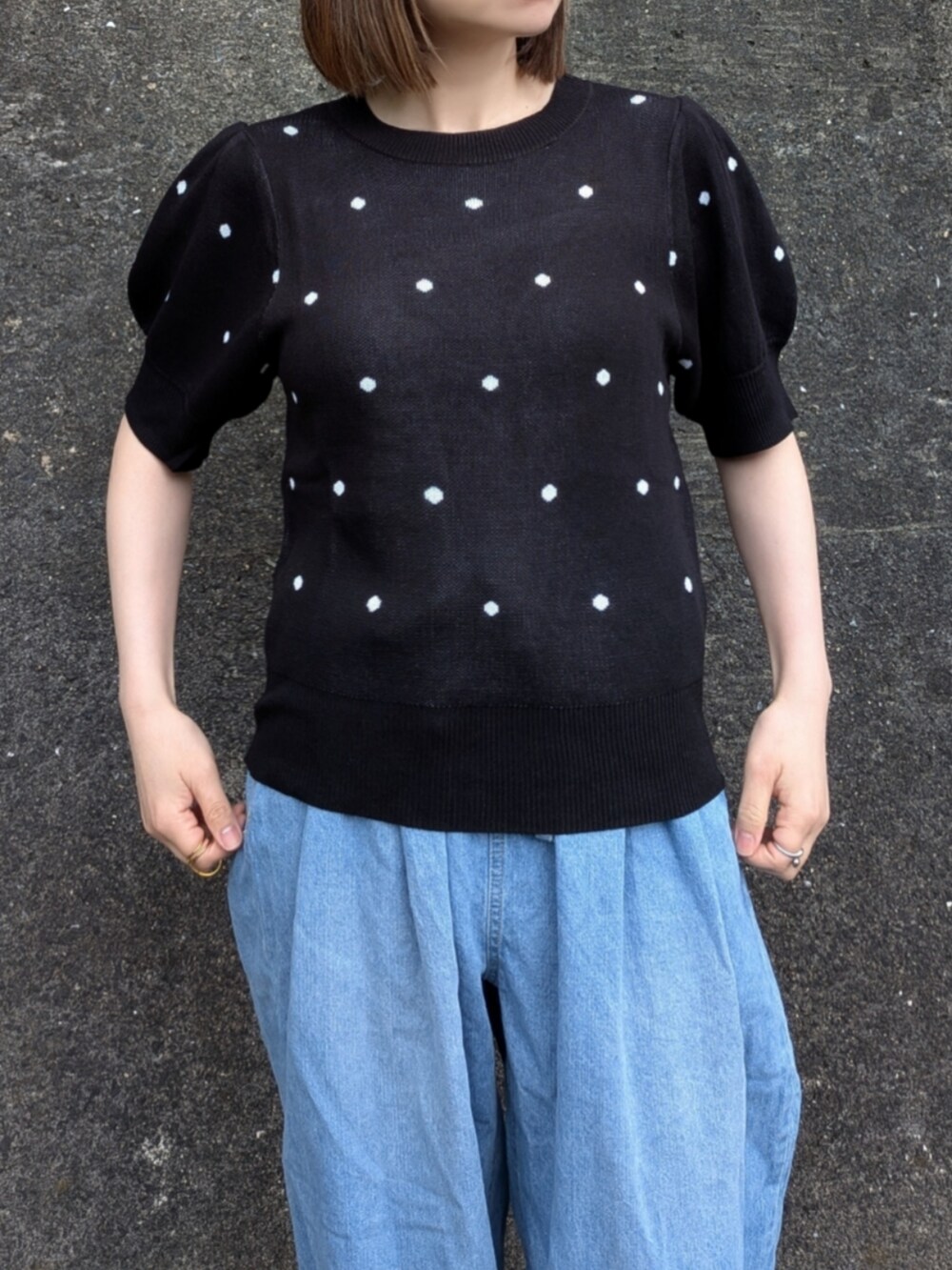 ブラック系のTシャツ/カットソー、ブルー系のデニムパンツ、ホワイト系のサンダルを着用したレディースの夏コーディネートの3枚目の写真