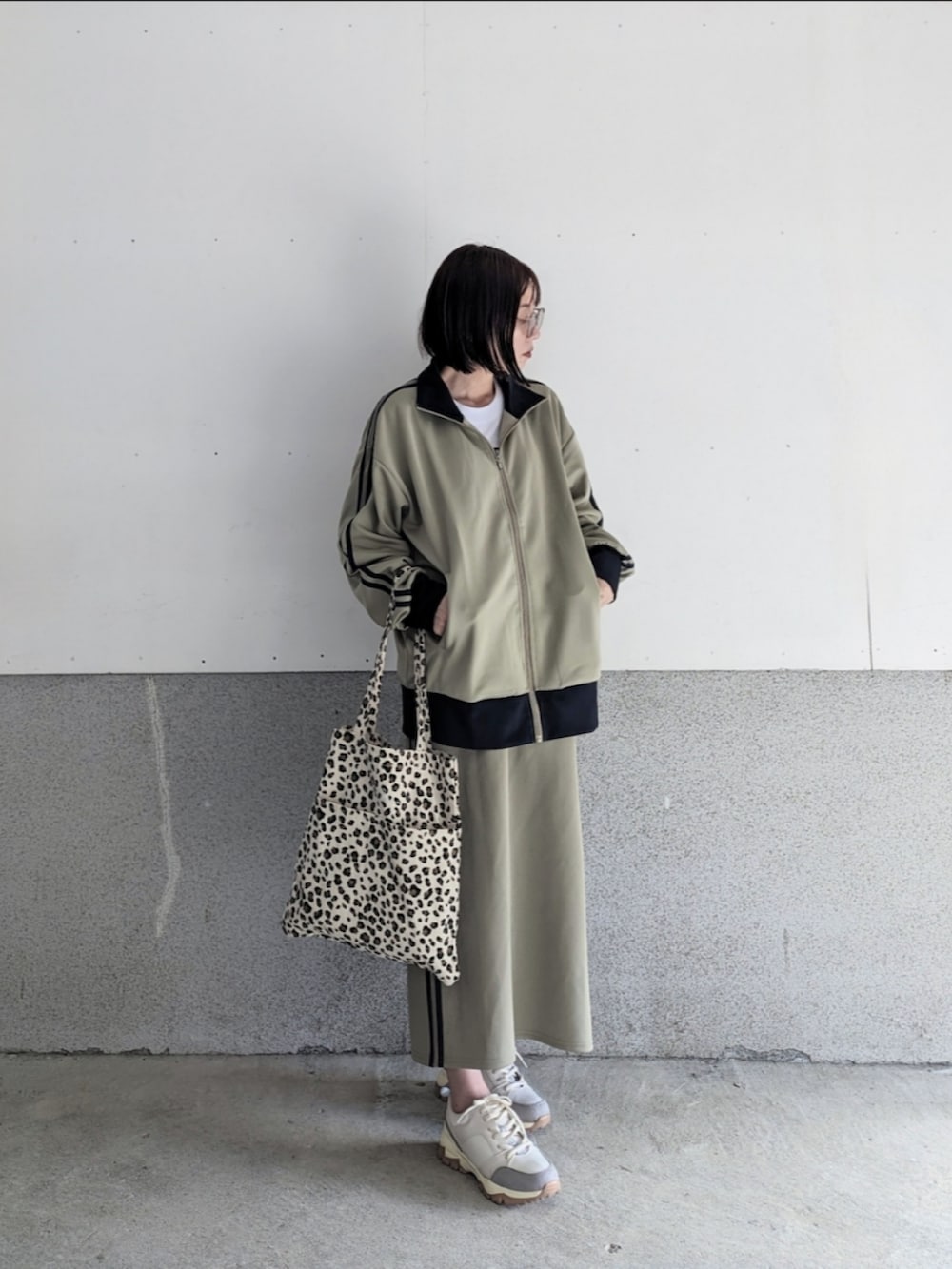 ベージュ系のジャージ、ブルー系のスカート、ホワイト系のTシャツ/カットソーを着用したレディースの夏コーディネートの3枚目の写真