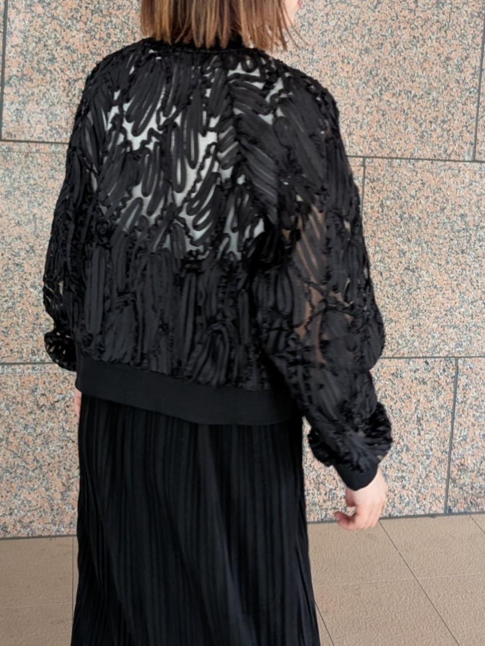 ブラック系のブルゾン、ブラック系のワンピース、ブラック系のトートバッグを着用したレディースの夏コーディネートの4枚目の写真