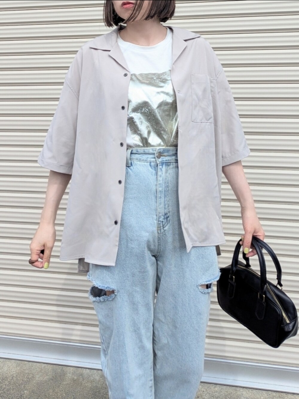 ベージュ系のシャツ/ブラウス、ホワイト系のTシャツ/カットソー、ブルー系のデニムパンツを着用したレディースの夏コーディネートの2枚目の写真