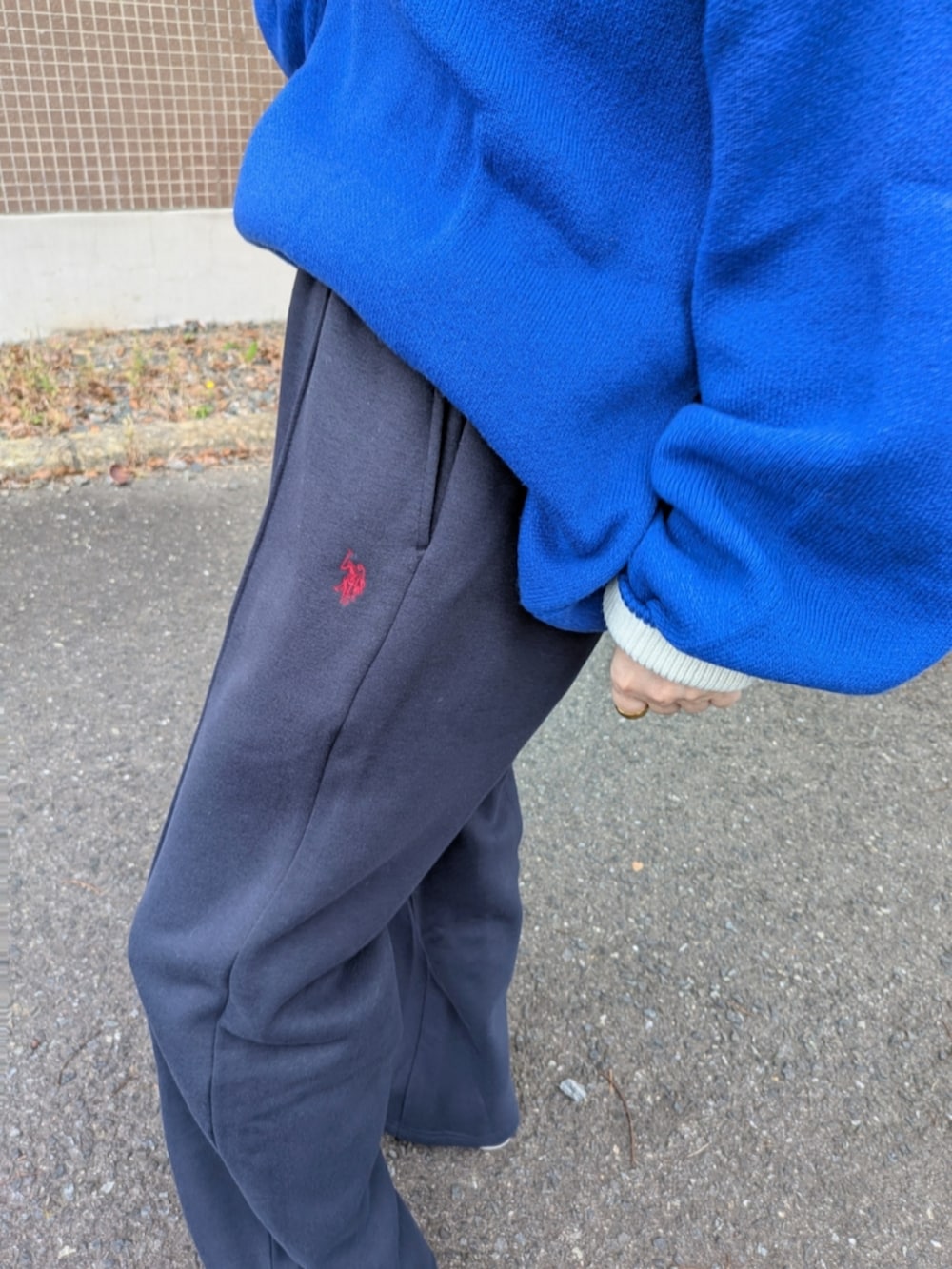 ブルー系のスウェットパンツ、ブルー系のニット/セーター、ホワイト系のトートバッグを着用したレディースの秋コーディネートの3枚目の写真