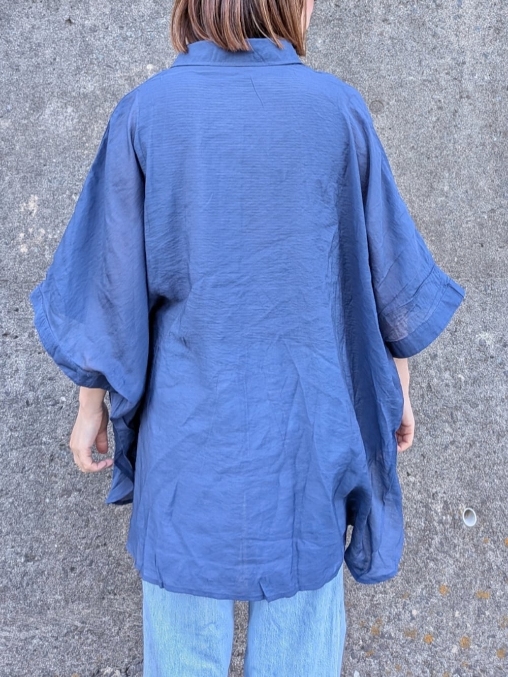 ブルー系のシャツ/ブラウス、ブラック系のタンクトップ、ホワイト系のサンダルを着用したレディースの春コーディネートの5枚目の写真