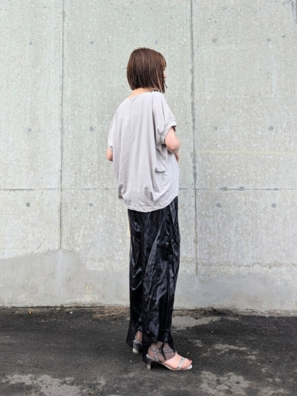 ベージュ系のTシャツ/カットソー、ブラック系のその他パンツ、ブラック系のその他パンツを着用したレディースの夏コーディネートの4枚目の写真