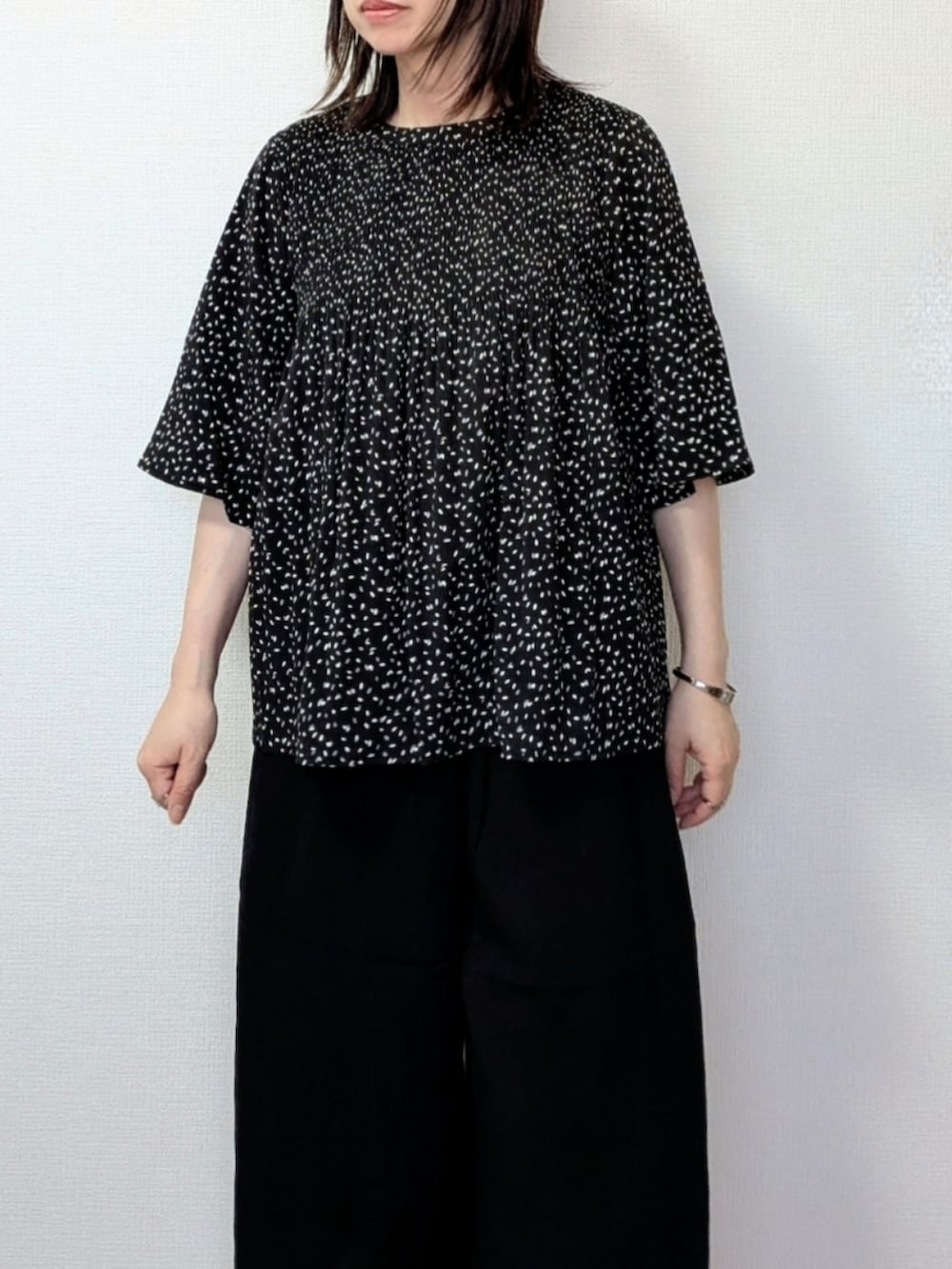 ブラック系のシャツ/ブラウス、グレー系のその他パンツ、ホワイト系のショルダーバッグを着用したレディースの夏コーディネートの2枚目の写真