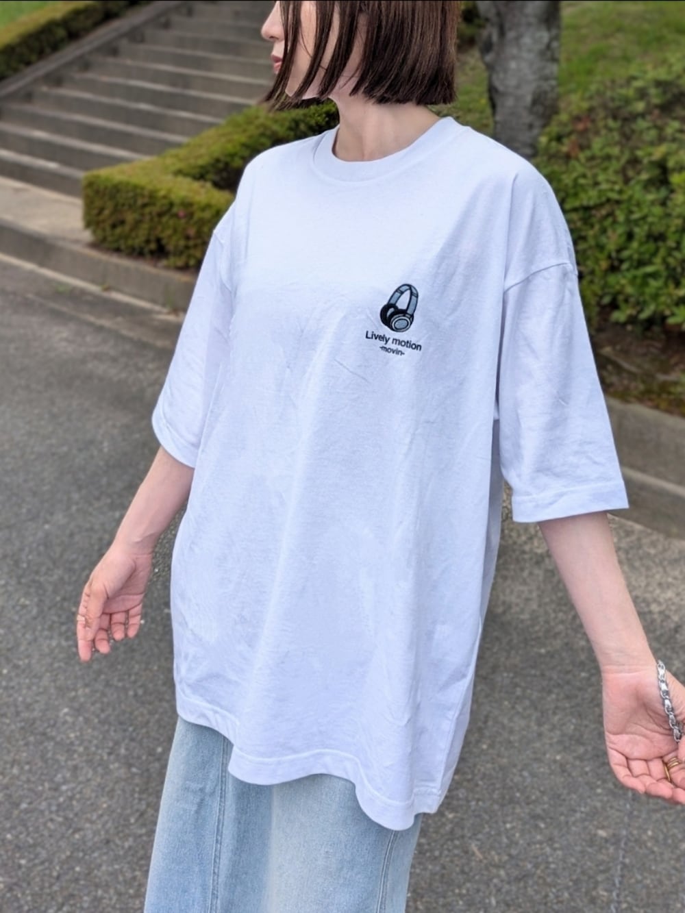 ホワイト系のTシャツ/カットソー、ブルー系のスカート、ブラウン系のサンダルを着用したレディースの夏コーディネートの3枚目の写真