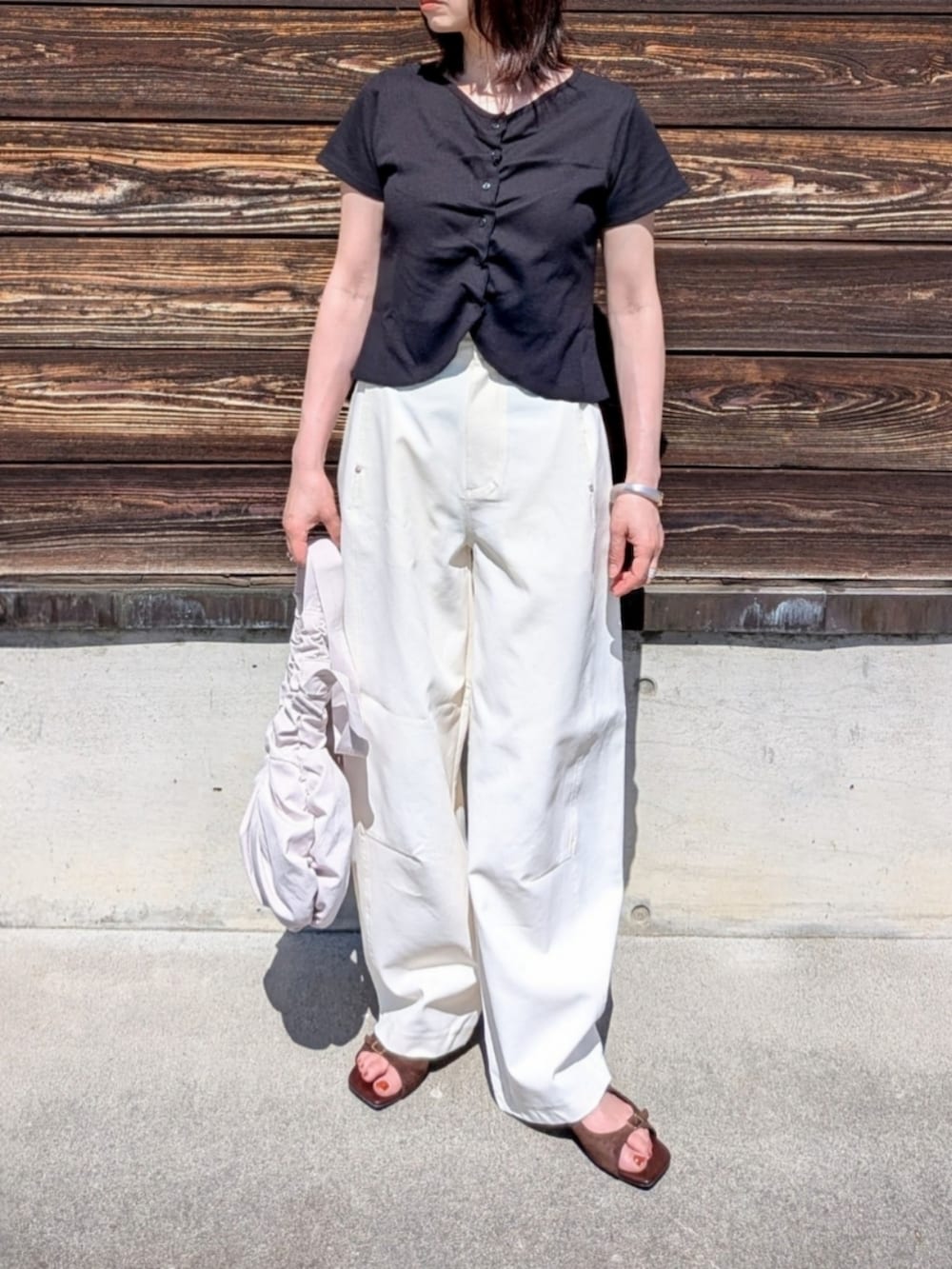 ホワイト系のその他パンツ、ブラック系のTシャツ/カットソー、シルバー系のバングル/リストバンドを着用したレディースの夏コーディネートの3枚目の写真