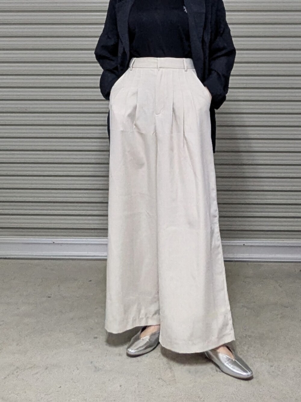 ベージュ系のスラックス、ブラック系のTシャツ/カットソー、ブラック系のテーラードジャケットを着用したレディースの春コーディネートの2枚目の写真
