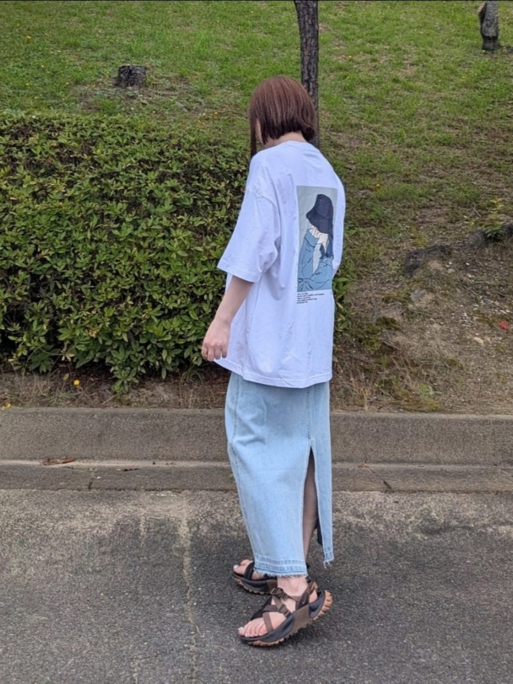 ホワイト系のTシャツ/カットソー、ブルー系のスカート、ブラウン系のサンダルを着用したレディースの夏コーディネートの4枚目の写真