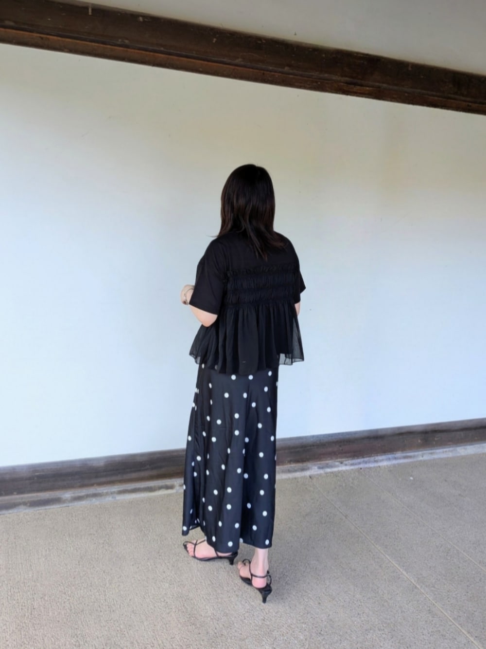 ブラック系のTシャツ/カットソーを着用したレディースの夏コーディネートの4枚目の写真