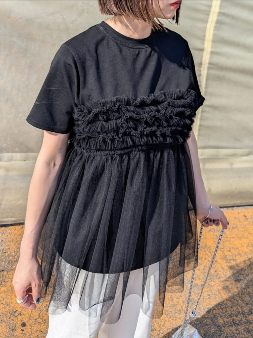 ブラック系のTシャツ/カットソー、ホワイト系のその他パンツ、シルバー系のショルダーバッグを着用したレディースの夏コーディネートの3枚目の写真
