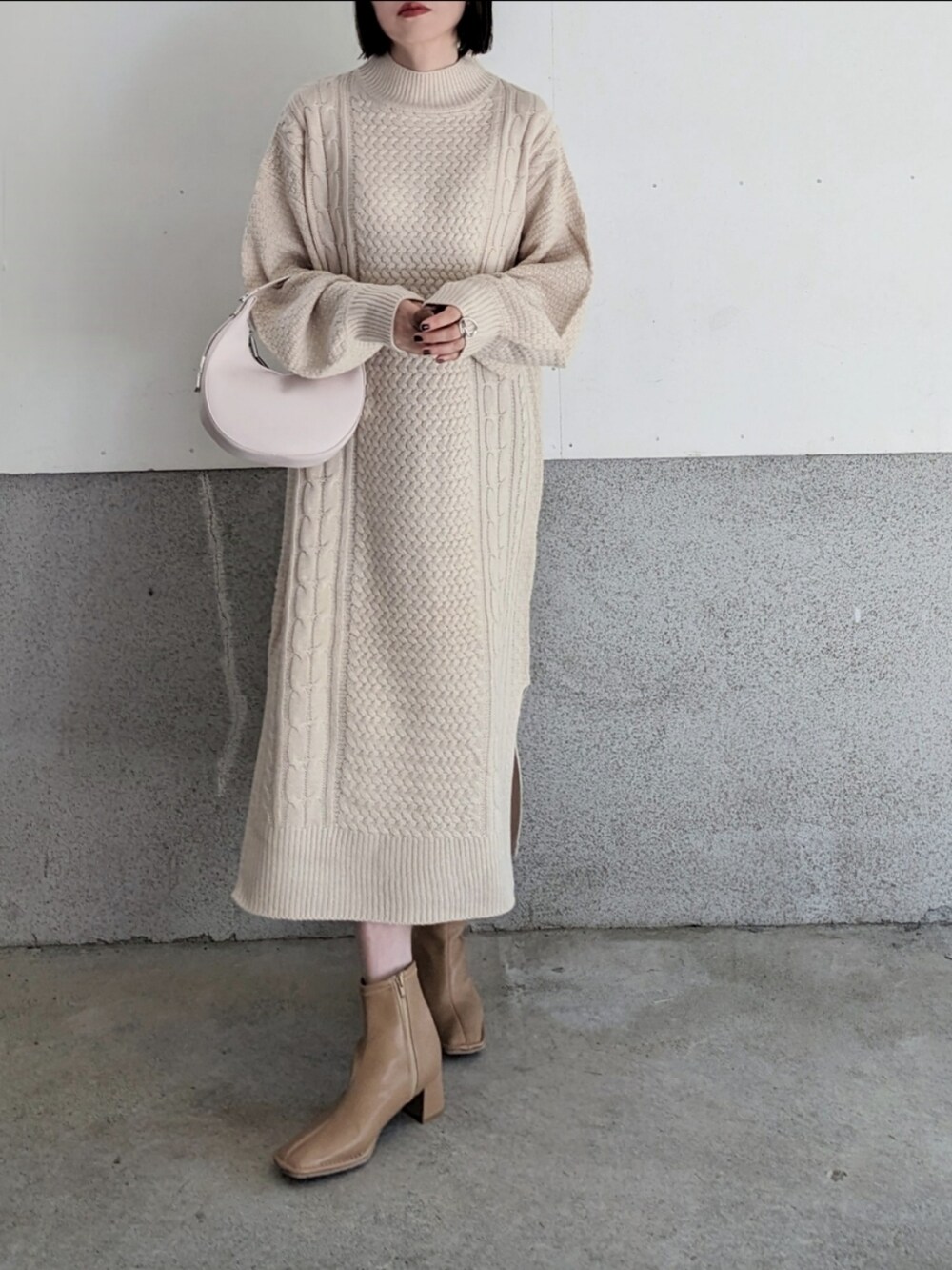 ホワイト系のワンピース、グレー系のベスト、ホワイト系のハンドバッグを着用したレディースの秋コーディネートの2枚目の写真