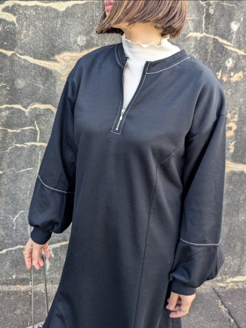 ブラック系のワンピース、ホワイト系のTシャツ/カットソー、ベージュ系のショルダーバッグを着用したレディースの秋コーディネートの5枚目の写真