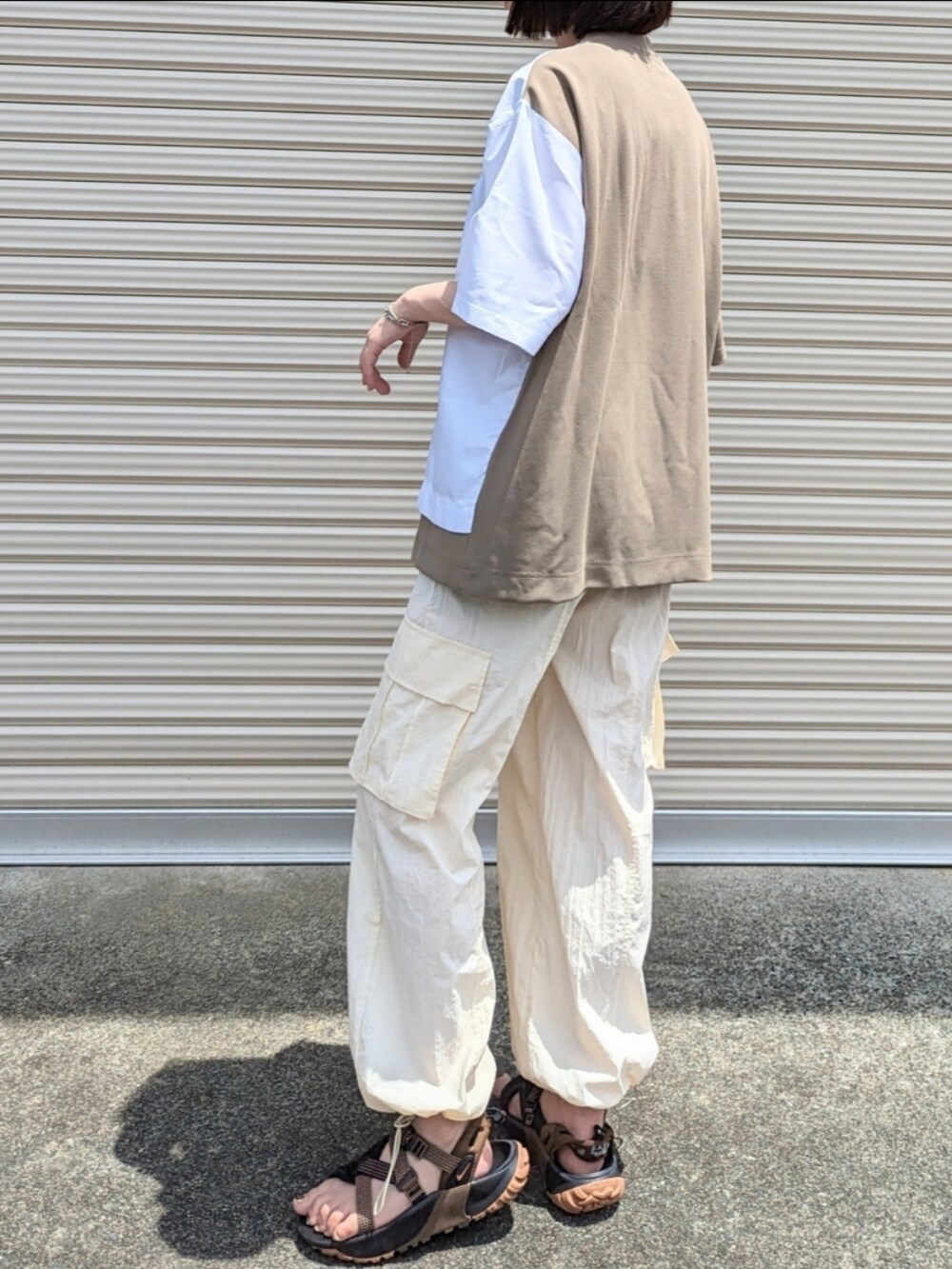 その他のTシャツ/カットソー、ホワイト系のカーゴパンツ、ブラウン系のサンダルを着用したレディースの夏コーディネートの4枚目の写真