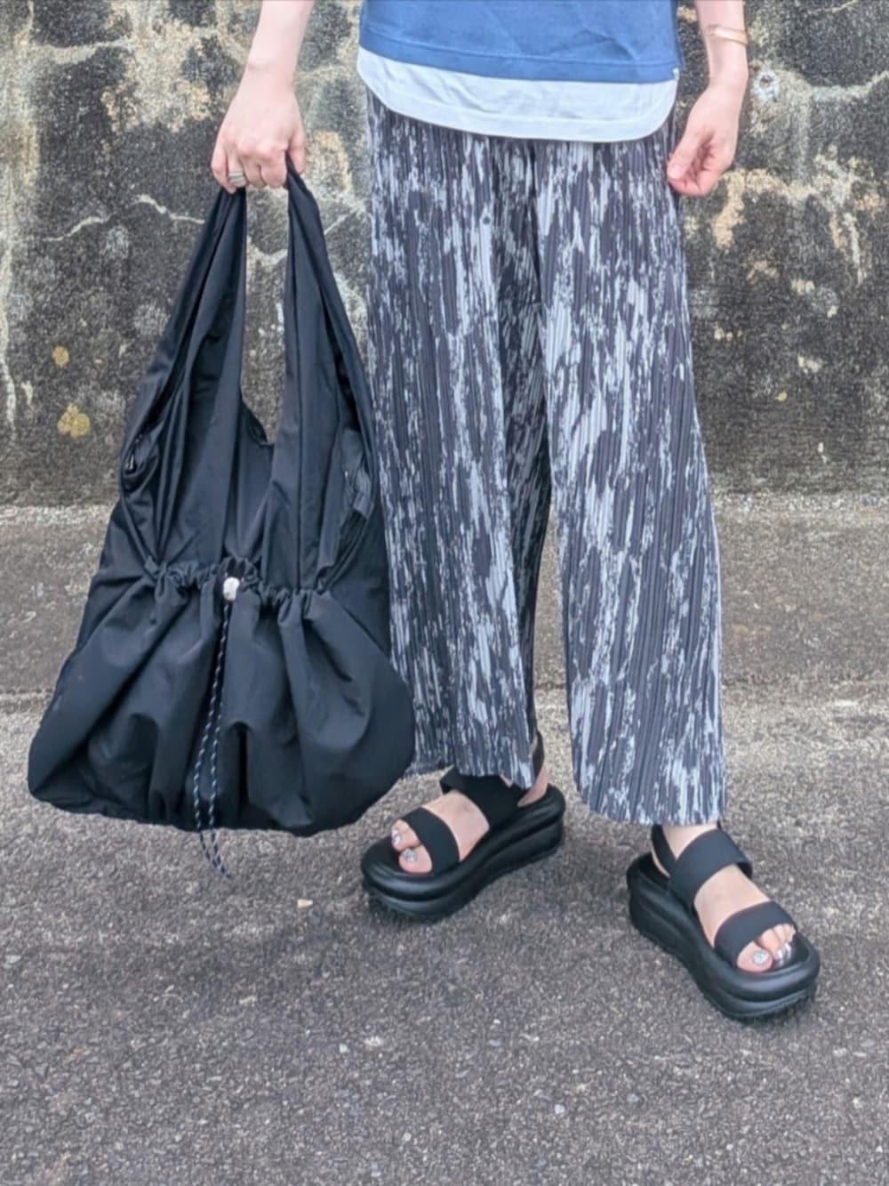 ブルー系のTシャツ/カットソー、グレー系のその他パンツ、ブラック系のトートバッグを着用したレディースの夏コーディネートの3枚目の写真