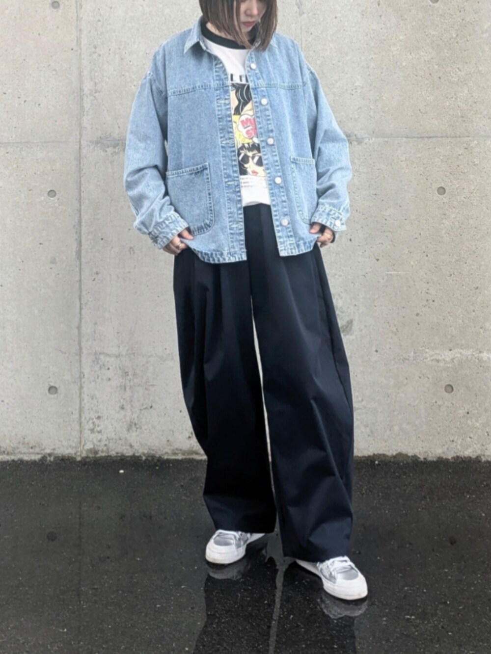 ホワイト系のTシャツ/カットソー、ブルー系のチノパンツ、シルバー系のスニーカーを着用したレディースの春コーディネートの4枚目の写真