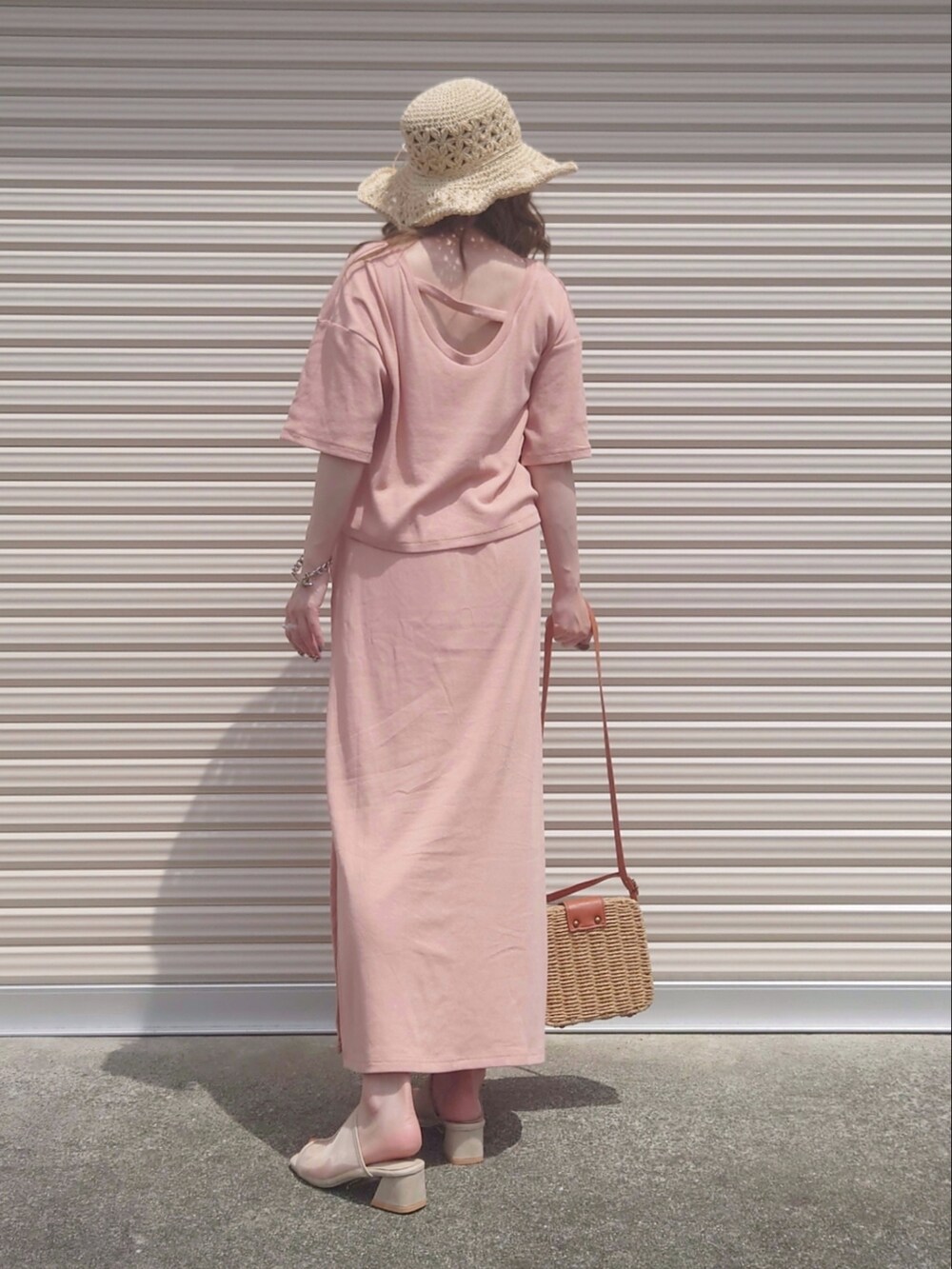 ピンク系のTシャツ/カットソー、ピンク系のスカート、ベージュ系のハットを着用したレディースの夏コーディネートの3枚目の写真