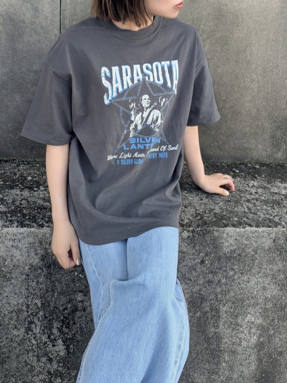 その他のTシャツ/カットソー、ブラック系のサンダル、グレー系のサングラスを着用したレディースの春コーディネートの2枚目の写真