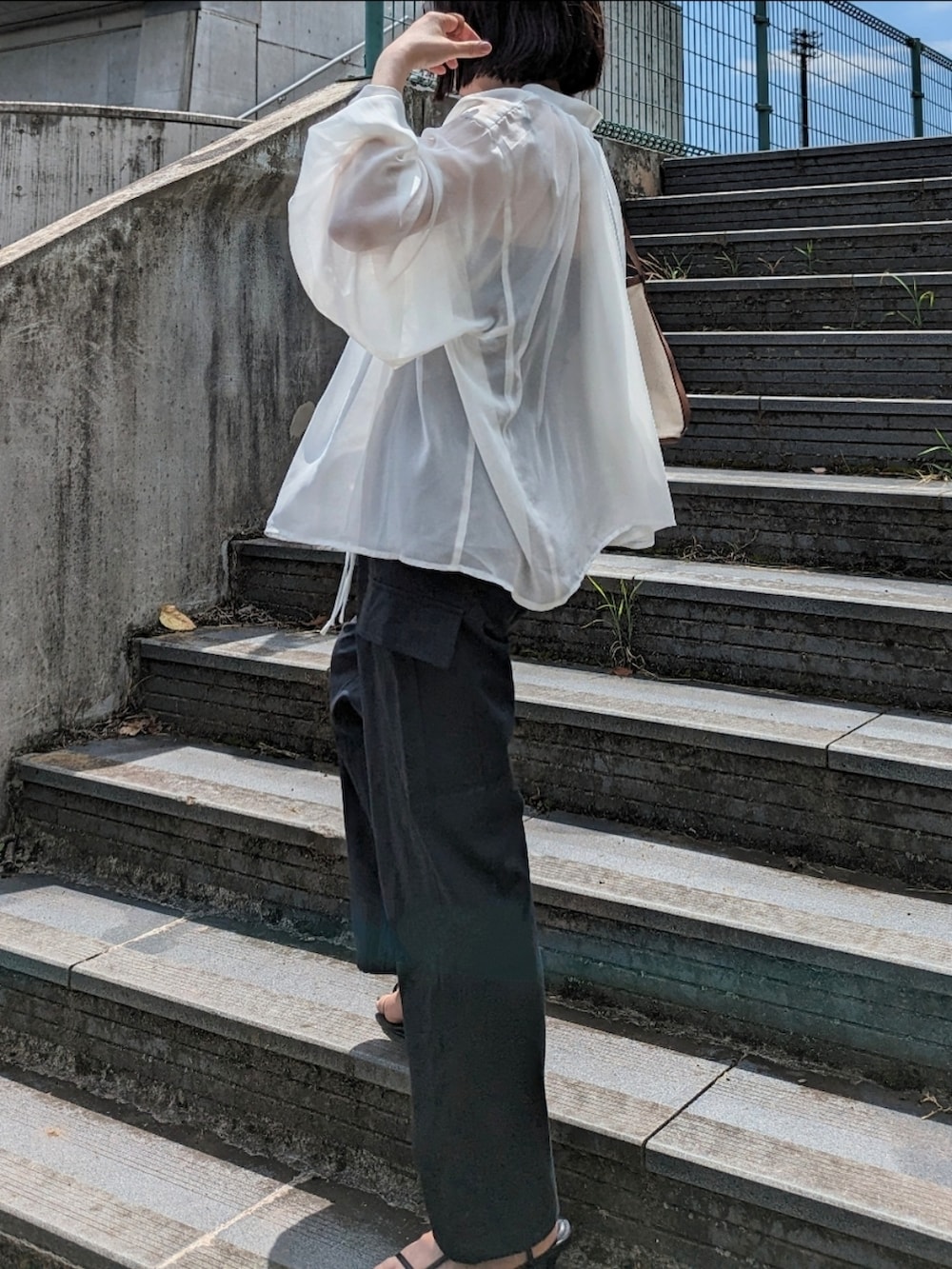 ブラック系のカーゴパンツ、ホワイト系のシャツ/ブラウス、ブラック系のキャミソールを着用したレディースの夏コーディネートの3枚目の写真